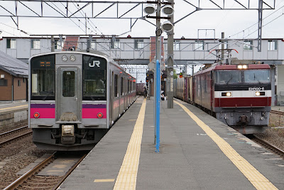 津軽線蟹田駅を通過するEH500形貨物と停車中の701系