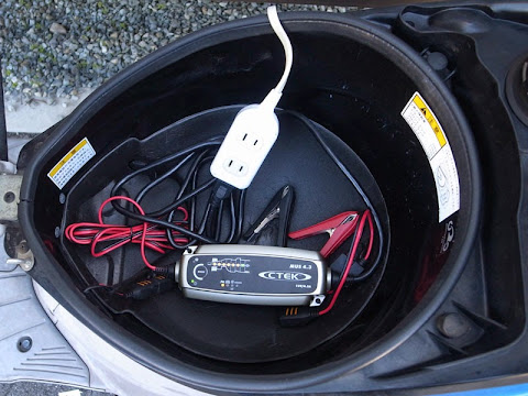 配線の作業が終わればメットインボックスの中に充電器ごと突っ込んで専用カプラーとコンセントを繋ぐだけです。 CTEK MUS4.3 バッテリー充電器をアドレスV125Gのメットインボックスに放り込んでバッテリーを充電する