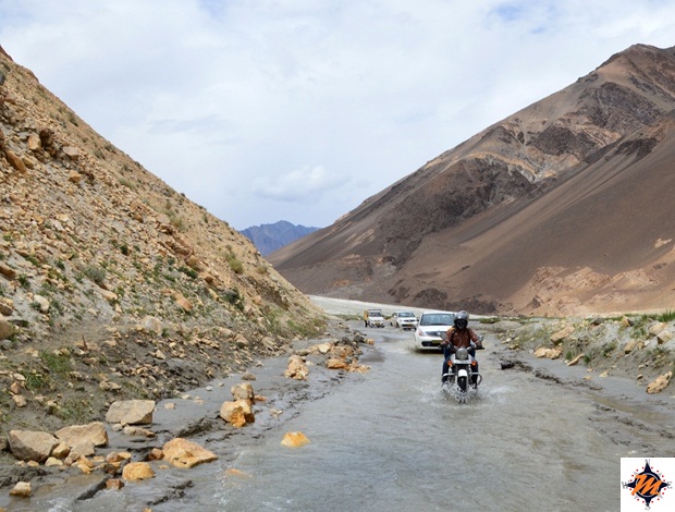 Raggiungendo il lago Pangong Tso Raggiungendo il lago Pangong Tso