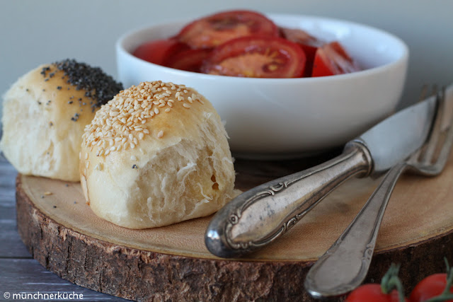 Frischer Tomatensalat mit gefüllten Brötchen. Jeder kann sein Lieblingsbrötchen bei der Brötchensonne selber abzupfen.