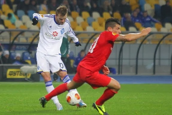 Dynamo Kyiv player Andriy Yarmolenko shoots to score the opening goal against Thun