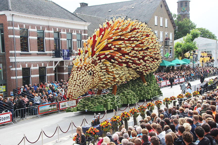 “Are there enough dahlias?” - 19 Giant Flower Sculptures Honour Van Gogh At World’s Largest Flower Parade In The Netherlands