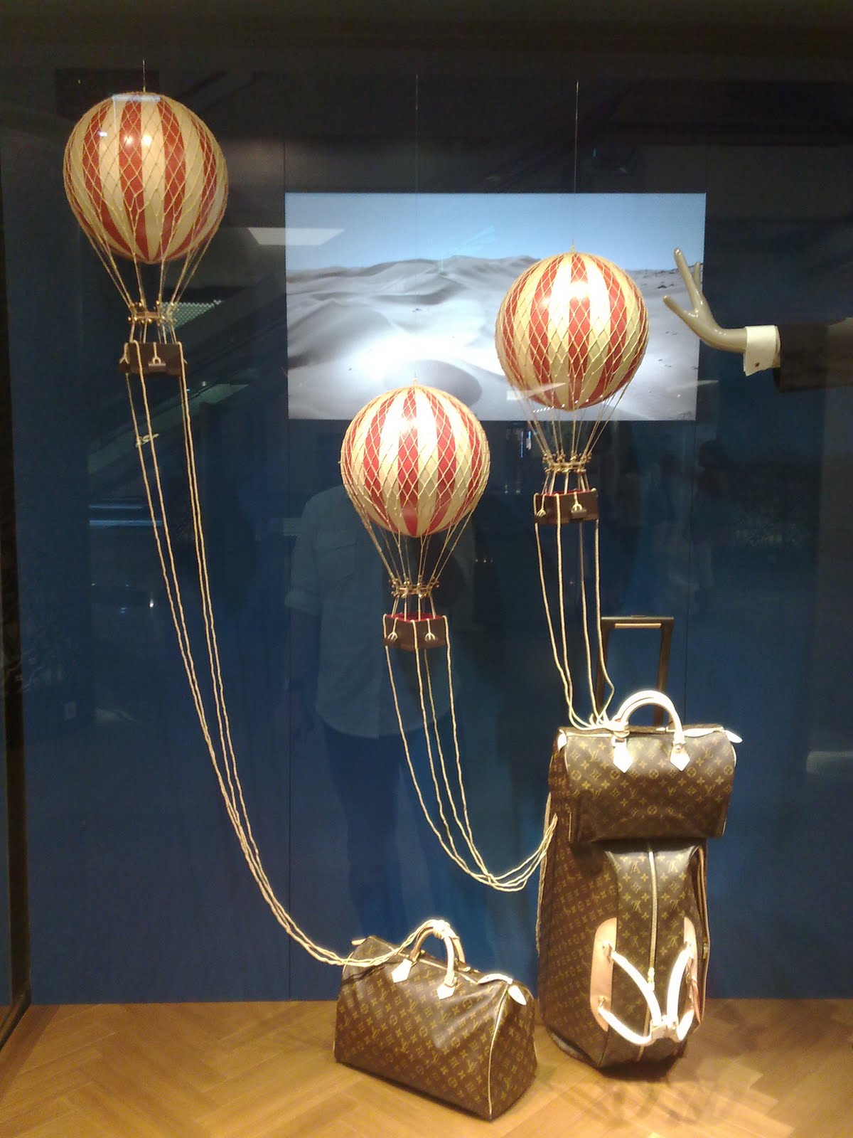 displayhunter: Louis Vuitton: Hot balloons and the sea