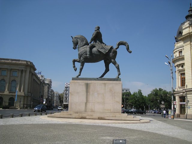 Imagini pentru Statuia ecvestră Jeanne d Arc   la Bordeaux