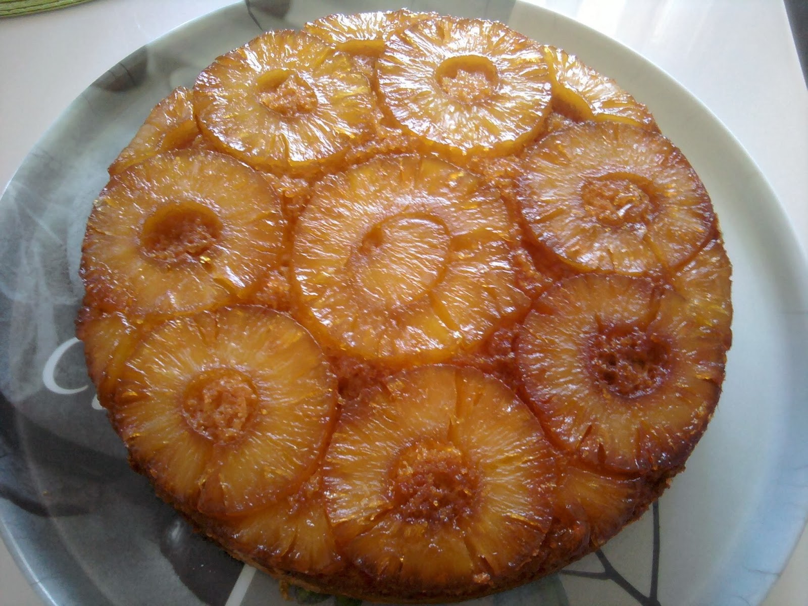 Кейк с карамелизирани ананаси