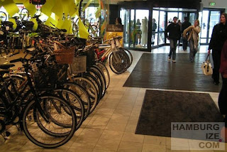 © hamburgize.com / Stefan Warda Fahrradhändler im Fiksetorvet Einkaufszentrum, Kopenhagen