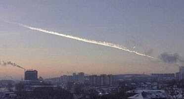 estela dejada por el meteorito caido en los urales de rusia en 2013