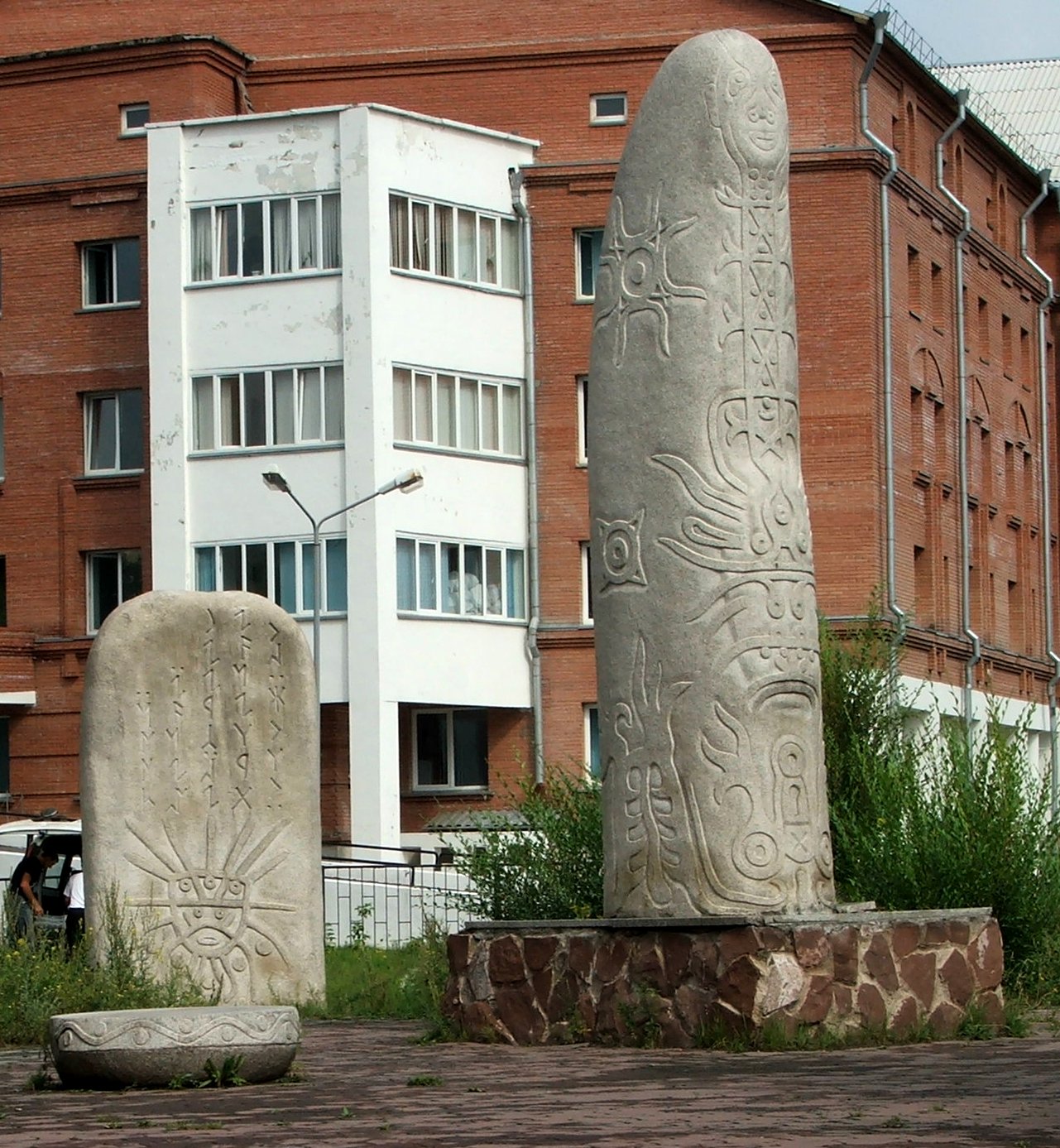 Памятник на улице Ленина в Абакане менгир