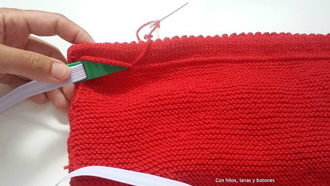 Con hilos, lanas y botones: Braguita de punto con volantes en el culete (patrón gratis)