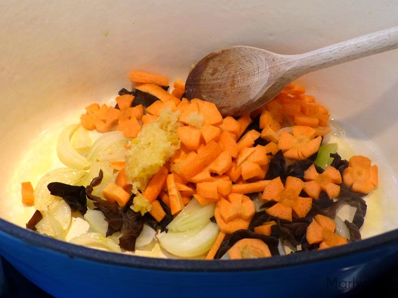 Ajoutez l'ail, les morceaux carottes et les champignons.