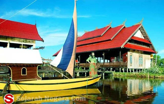 Gambar Rumah adat pinggir Sungai Kalimantan Utara
