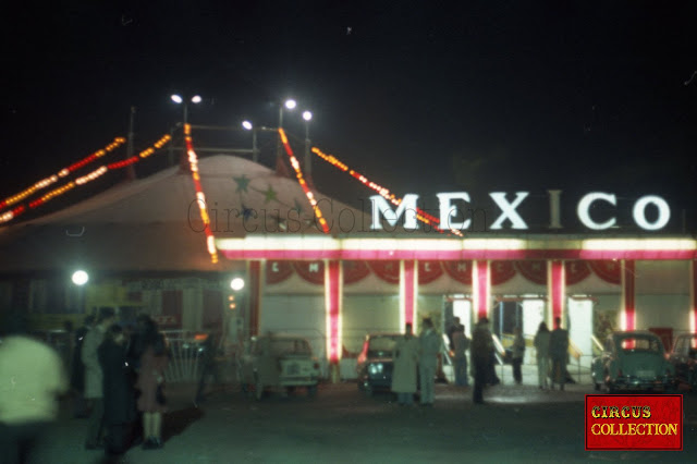 Le chapiteau et la façade de nuit du Circo Nacional de Mexico  1971 famille Togni