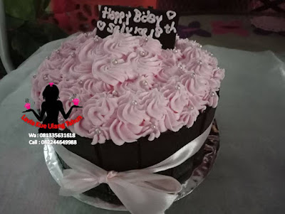 Kue Tart Coklat Topping Buttercream bunga hias mutiara Kue Tart Coklat Topping Buttercream bunga hias mutiara