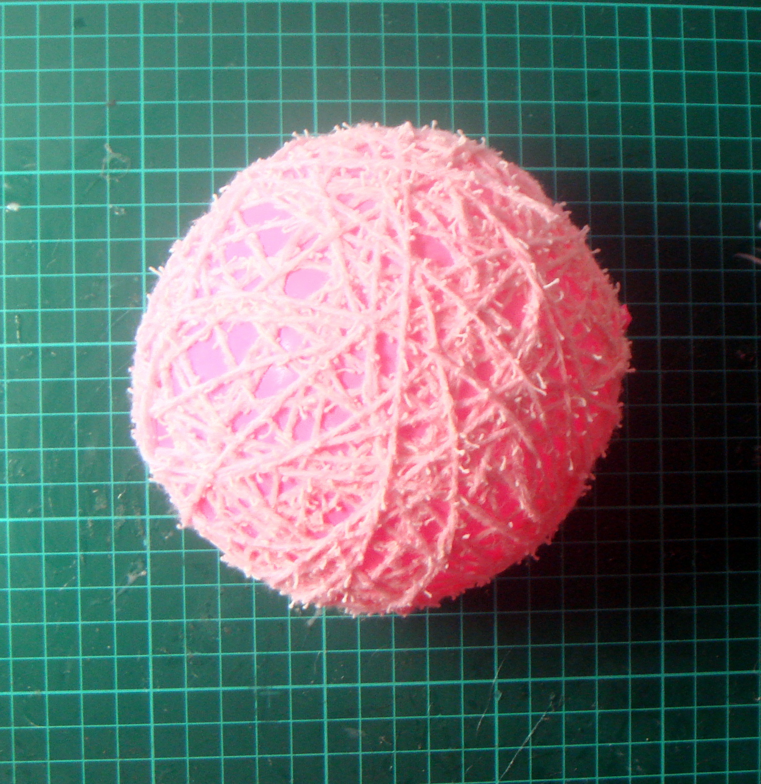 объемные шары из салфеток. новогодние шары из салфеток. как сделать шарики из салфеток. как сделать шарики из салфеток. шары из салфеток бумажных.