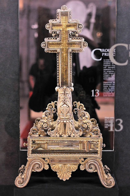Ο σταυρός με Τίμιο Ξύλο του Μανουήλ Κομνηνού http://leipsanothiki.blogspot.be/