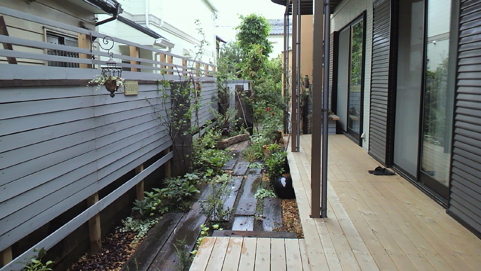 hanahana GARDENS M邸 ウッドデッキのある半日陰の庭