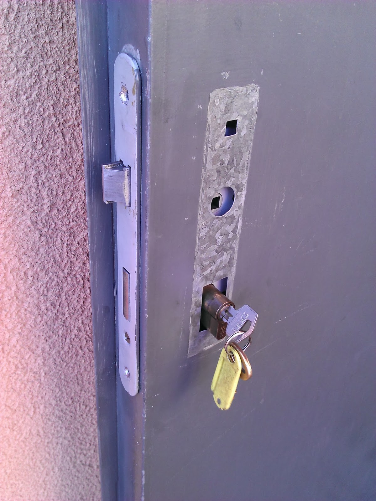 Reprimir Mesa final Cadena imahginable: Arreglar una cerradura de una puerta metálica