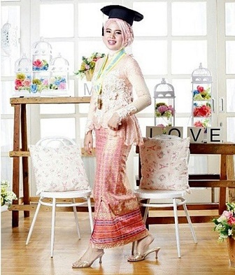 Gambar Kebaya Modern Terbaru Bahan Brokat Untuk Wisuda