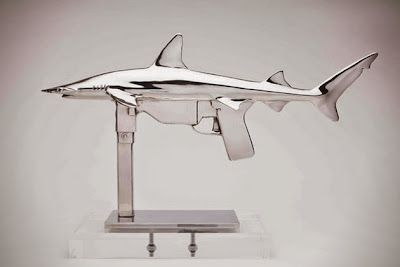 Escultura contemporanea Arma en forma de tiburón