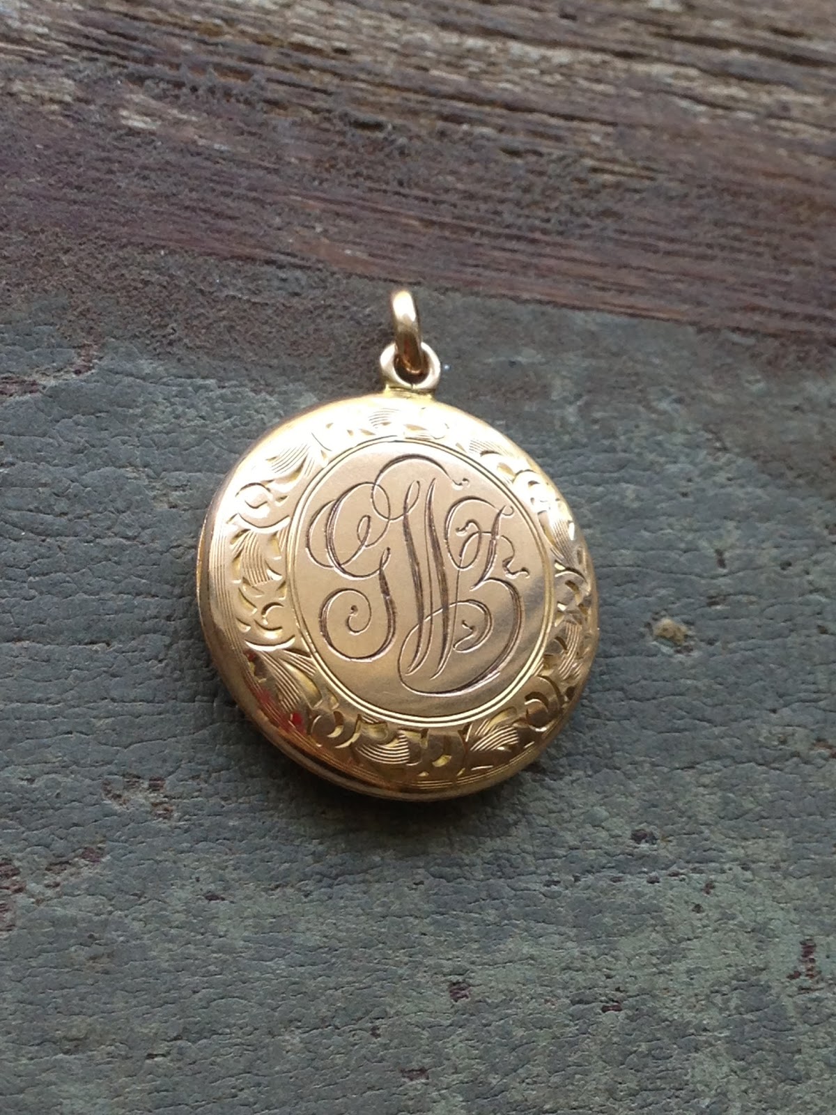 MemoryStation Antique 10K Solid Gold Locket, Victorian Edwardian Round