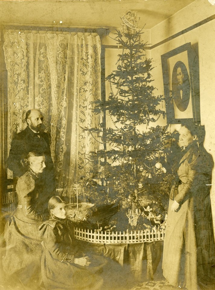 20 Rare Vintage Photos of Christmas From the Victorian Era Vintage