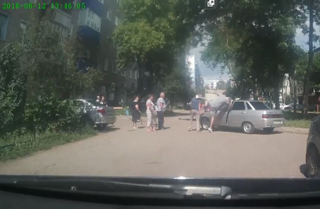 В Стерлитамаке водитель избил пенсионера:Видео В Стерлитамаке водитель избил пенсионера:Видео