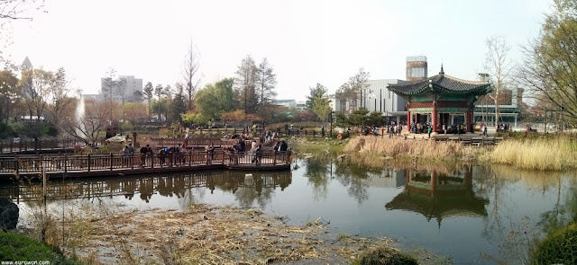 Paseo en un estanque del Gran Parque de los Niños de Seúl