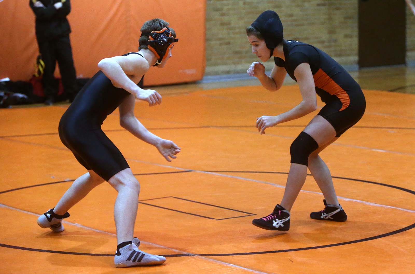 Men Wrestling Women Female wrestler pins male opponent