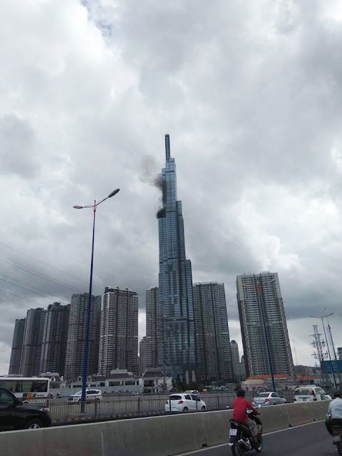 Khói bốc lên trên đỉnh tháp landmark 81 được nhìn thấy từ xa Khói bốc lên trên đỉnh tháp landmark 81