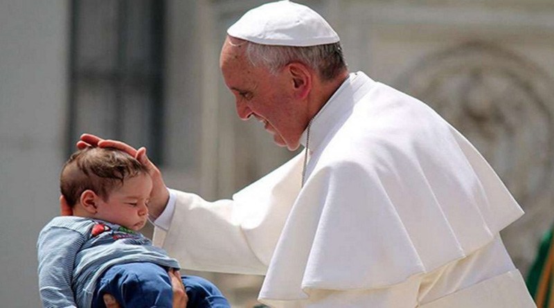 El papa dice que quien cuida a los niños “está de la parte de Dios”