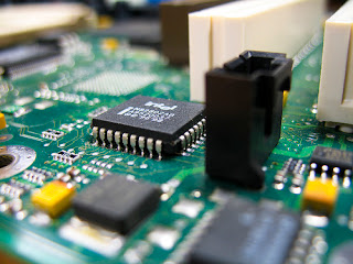 Plaqueta con diversos componentes electrónicos