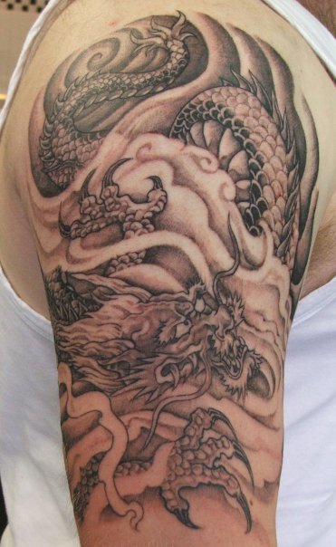 Tatuaje dragón en el hombro