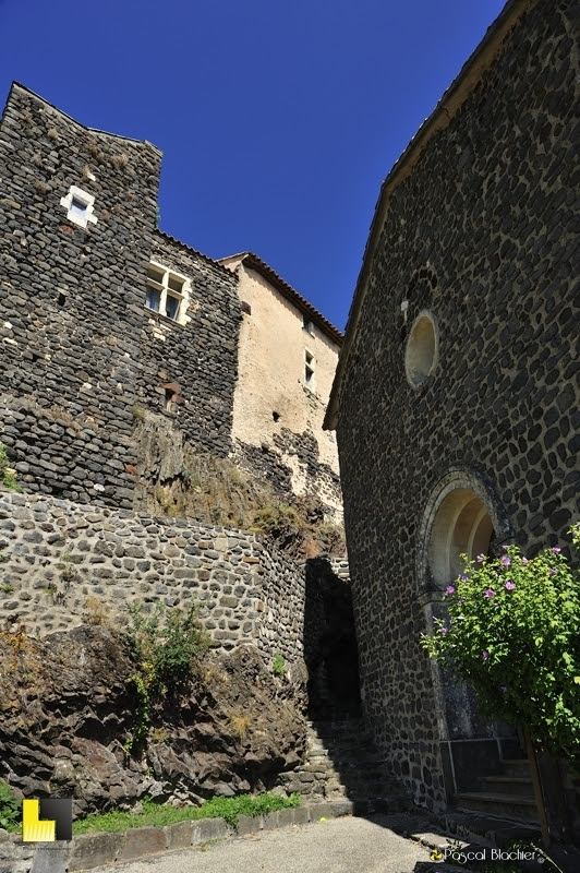 l'eglise de sceautres et le chateau en basalte photo Pascal Blachier