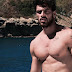 Michele Morrone si spoglia in "Sirene"
