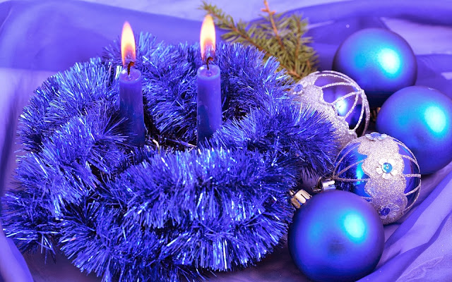 Kaarsen, slingers en kerstballen Wallpaper met kaarsen, slingers en ballen
