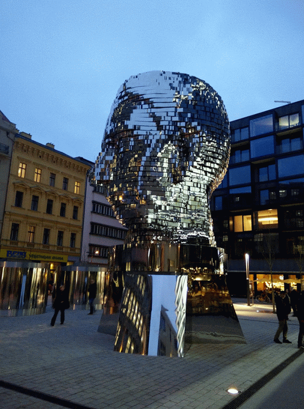 Praga. la cabeza del escritor Franz Kafka por David CErny. La obra tiene 42 bloques/segmentos Praga. la cabeza del escritor Franz Kafka por David CErny. La obra tiene 42 bloques/segmentos