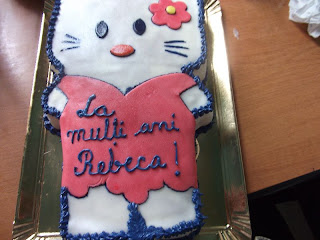 HELLO KITTY - Tort cu fructe de padure