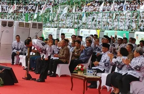 Bungkukkan Badan, Jokowi Beri Hormat ke Puluhan Ribu Guru
