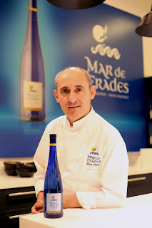 Chef Paco Pérez y botella Mar de Frades