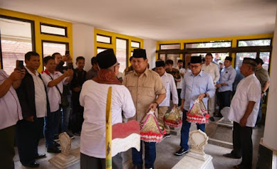 Prabowo Sempatkan Diri Berziarah Ke Makam Gubernur Soerjo Saat Kunjungi Magetan