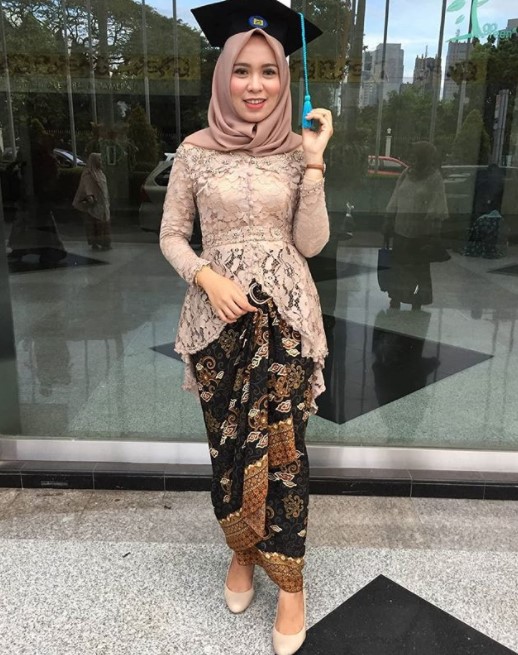 80 Jenis Model Kebaya Wisuda Berhijab Inspiratif