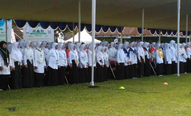 Gema Alunan Shalawat Badar di Perkemahan Rohis