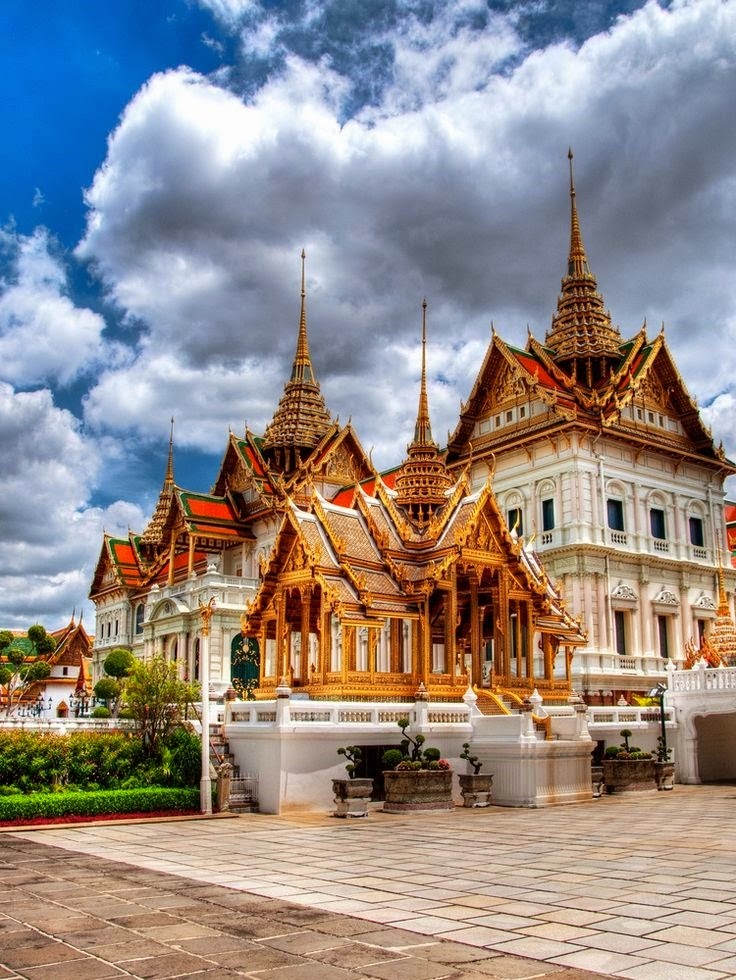 How to Visit Thailand on a Budget | Grand Palace Building complex in Bangkok, Thailand How to Visit Thailand on a Budget | Grand Palace Building complex in Bangkok, Thailand