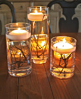 candele galleggianti con rametti di legno