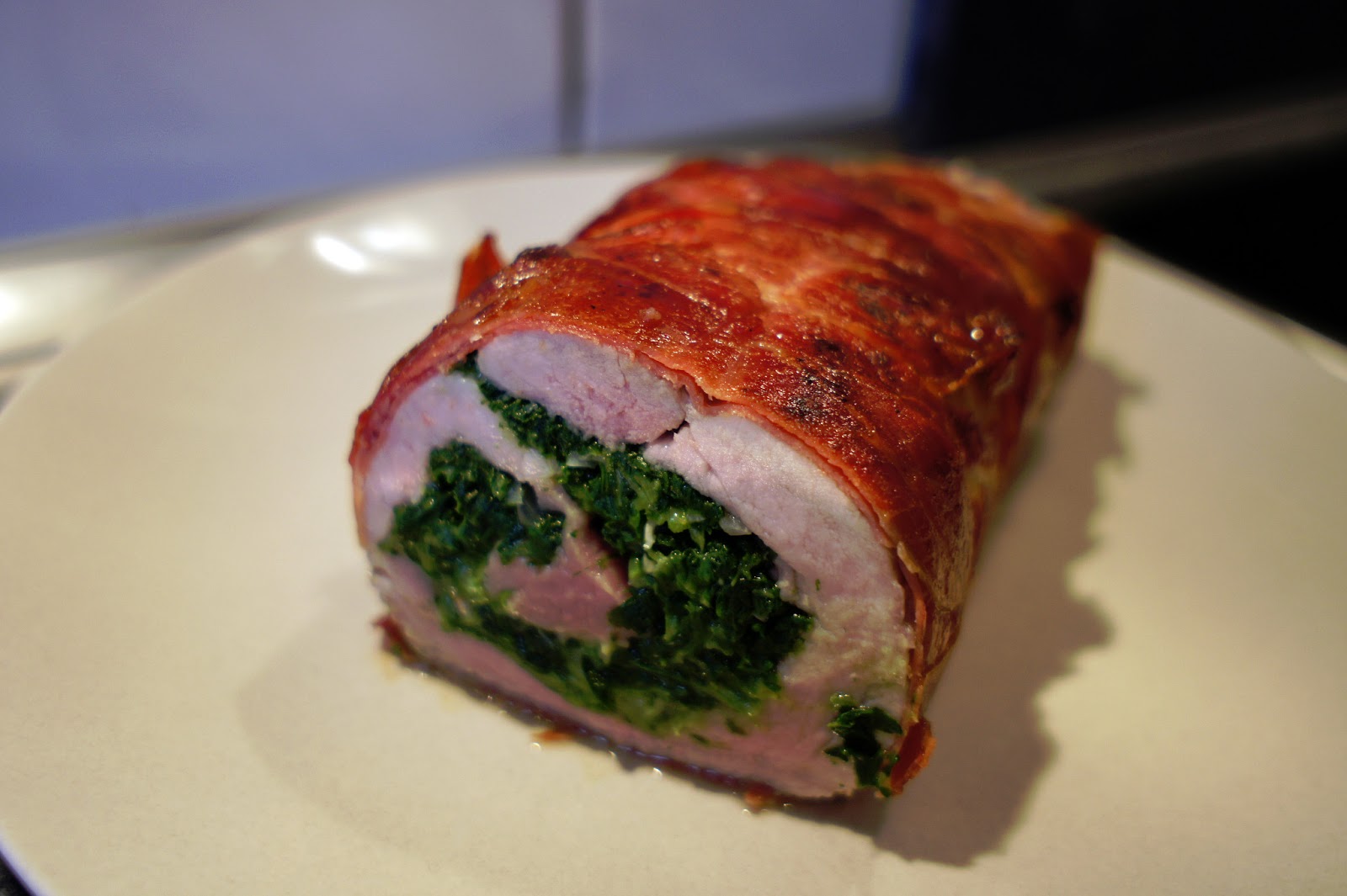 Kochkunst : Gefülltes Schweinefilet mit Balsamico-Zwiebeln Kochkunst : Gefülltes Schweinefilet mit Balsamico-Zwiebeln