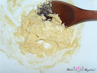 Mantequilla, esencia de vainilla y yema mezclados