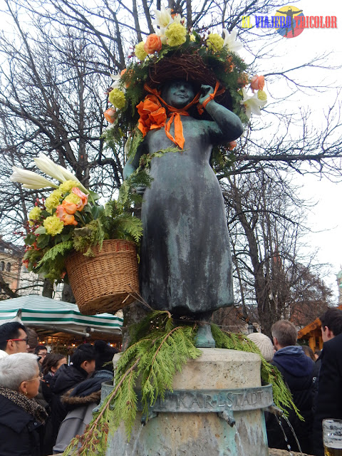 Estatua decorada en Viktualienmarkt Estatua decorada en Viktualienmarkt