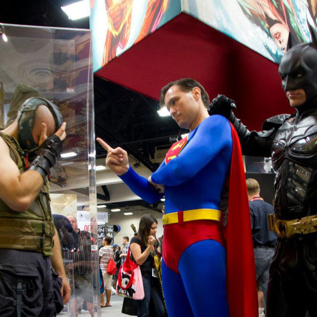 Photo : スーパーマンに説教されて、ダークナイトに詫びを入れることにしたベイン。