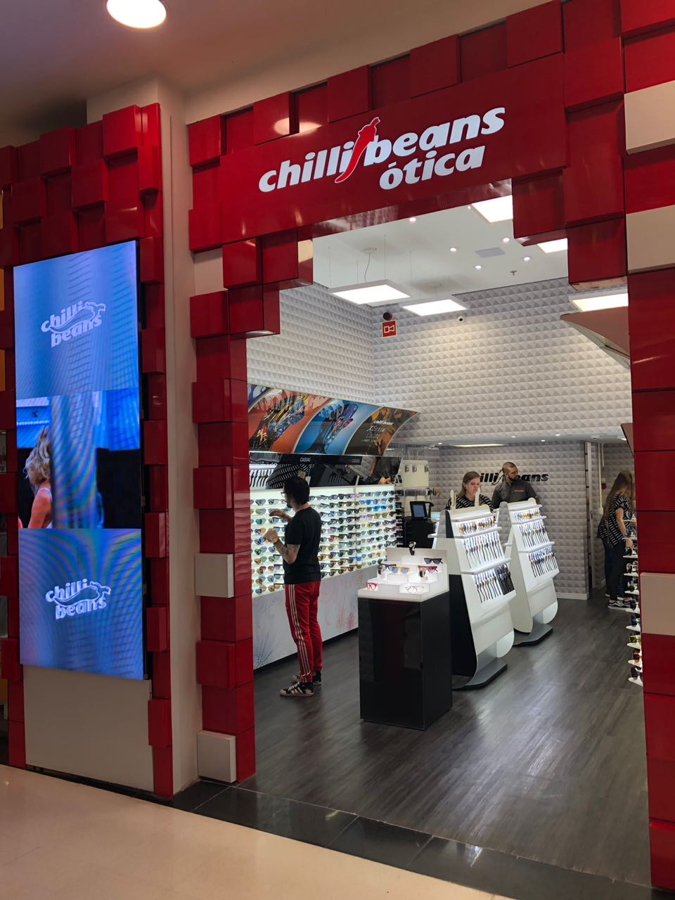 CHILLI BEANS INAUGURA LOJA CONCEITO EM CURITIBA