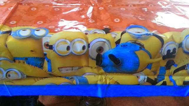 Despicable Me Minions Party Supplies Tablecloth Review
